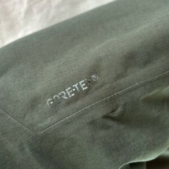 Arc’Teryx Gore-Tex Hooded Jacket - Picture 4 of 11